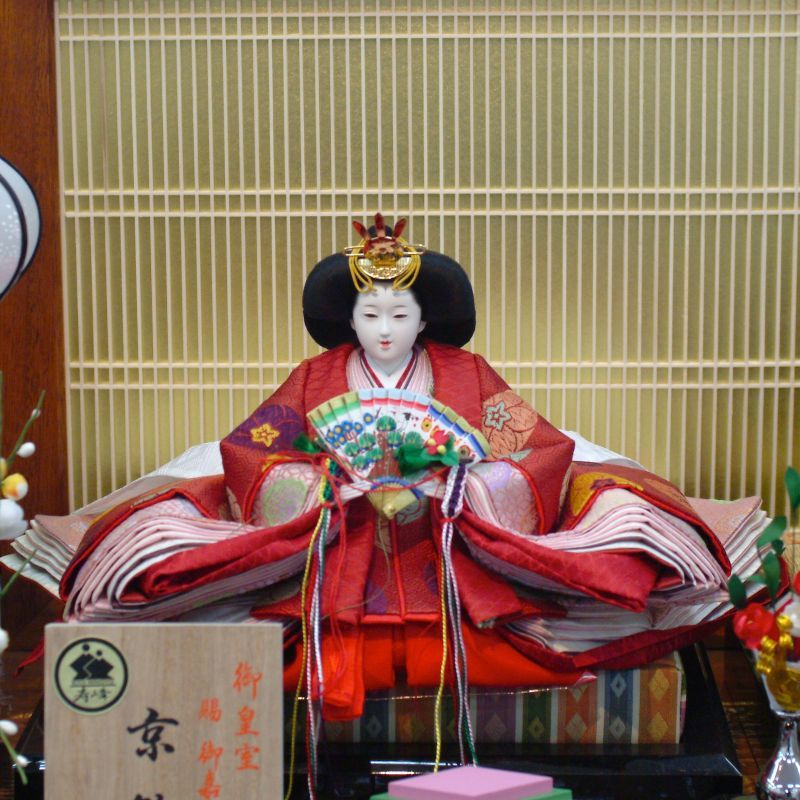 雛人形 京十番親王飾り 認定国産家具使用 鈴木人形 ひな人形 平飾り (正絹有職黄櫨染R-13)